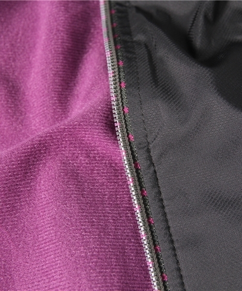 PUMA(プーマ)の「裏トリコット フード付ウーブンジャケット (WOMEN)(パーカー・レディース・ブラック×レッド/ブラック×パープル/ブラック×ブルー/ネイビー系・LARGE/MEDIUM/O/SMALL)」の16枚目の写真