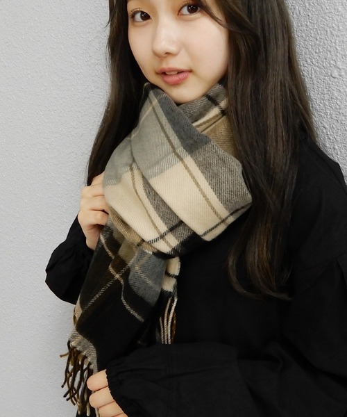 minia(ミニア)の「【洗える】ウールタッチやわらか大判ストール < チェック・無地 > ◆(ストール/ショール・レディース・グレー系その他/ベージュ系その他/レッド系その他/ブラック/ベージュ/ベージュ系その他2/ブラック系その他/グリーン系その他/ピンク系その他/ブラック系その他2/レッド系その他2/ライトパープル/ダークグリーン/ブルー系その他/ブラウン系その他/ブラウン/グレー系その他2/ベージュ系その他3/ブルー系その他2/チャコールグレー/マスタード/レッド・FREE)」の9枚目の写真