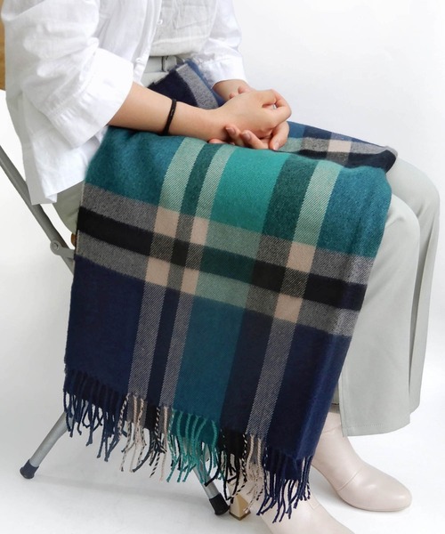 minia(ミニア)の「【洗える】ウールタッチやわらか大判ストール < チェック・無地 > ◆(ストール/ショール・レディース・グレー系その他/ベージュ系その他/レッド系その他/ブラック/ベージュ/ベージュ系その他2/ブラック系その他/グリーン系その他/ピンク系その他/ブラック系その他2/レッド系その他2/ライトパープル/ダークグリーン/ブルー系その他/ブラウン系その他/ブラウン/グレー系その他2/ベージュ系その他3/ブルー系その他2/チャコールグレー/マスタード/レッド・FREE)」の15枚目の写真