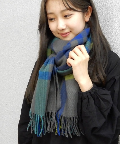 minia(ミニア)の「【洗える】ウールタッチやわらか大判ストール < チェック・無地 > ◆(ストール/ショール・レディース・グレー系その他/ベージュ系その他/レッド系その他/ブラック/ベージュ/ベージュ系その他2/ブラック系その他/グリーン系その他/ピンク系その他/ブラック系その他2/レッド系その他2/ライトパープル/ダークグリーン/ブルー系その他/ブラウン系その他/ブラウン/グレー系その他2/ベージュ系その他3/ブルー系その他2/チャコールグレー/マスタード/レッド・FREE)」の7枚目の写真