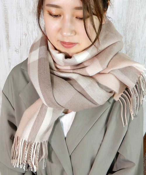 minia(ミニア)の「【洗える】ウールタッチやわらか大判ストール < チェック・無地 > ◆(ストール/ショール・レディース・グレー系その他/ベージュ系その他/レッド系その他/ブラック/ベージュ/ベージュ系その他2/ブラック系その他/グリーン系その他/ピンク系その他/ブラック系その他2/レッド系その他2/ライトパープル/ダークグリーン/ブルー系その他/ブラウン系その他/ブラウン/グレー系その他2/ベージュ系その他3/ブルー系その他2/チャコールグレー/マスタード/レッド・FREE)」の11枚目の写真