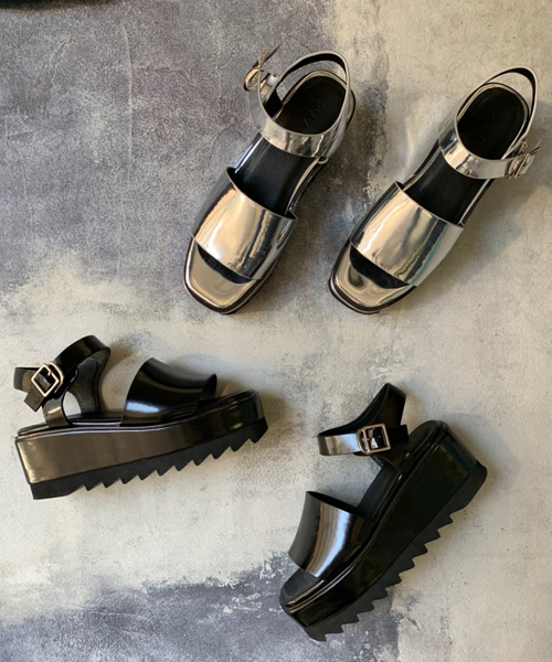 ENVYM（アンビー）の「ＳＨＡＲＫ ＳＯＬＥ ＳＡＮＤＡＬ（サンダル・レディース・ブラック/シルバー・23.5㎝/24.5㎝/22.5㎝）」の5枚目の写真