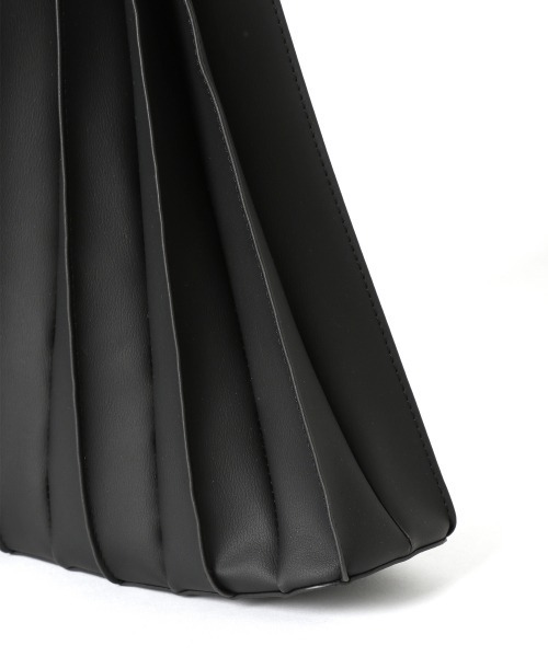 LOWRYS FARM（ローリーズファーム）の「プリーツトートＢＡＧ　891369（ショルダーバッグ・レディース・ブラック/アイボリー/ブラウン・FREE）」の4枚目の写真