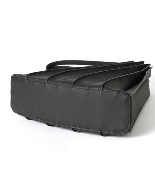 LOWRYS FARM（ローリーズファーム）の「プリーツトートＢＡＧ　891369（ショルダーバッグ・レディース・ブラック/アイボリー/ブラウン・FREE）」の6枚目の写真