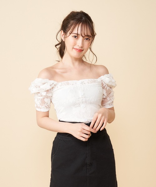 MIIA（ミーア）の「パワーショルダーレースブラウス（シャツ/ブラウス・レディース・ブラック/オフホワイト/ブルー・FREE）」の2枚目の写真