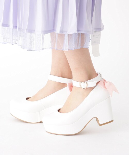 cs T&P（シーエスティーアンドピー）の「ハートストラップバックリボンパンプス（パンプス・レディース・ブラック/ネイビー系6/ホワイト・LL/S/L/M）」の9枚目の写真