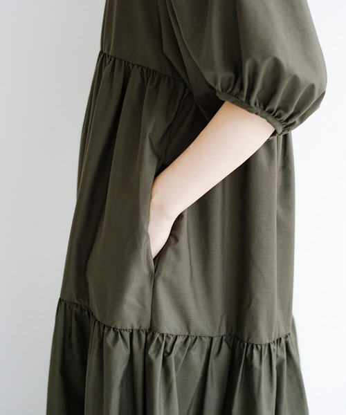 haco!（ハコ）の「スニーカー合わせでも女っぽく華やかに！ 寝坊