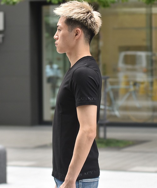 BLACK by VANQUISH（ブラックバイバンキッシュ）の「【BLACK by VANQUISH】カッティングロゴVネック半袖Tシャツ（Tシャツ/カットソー・メンズ・ホワイト/ブラック・XL/M/L）」の4枚目の写真