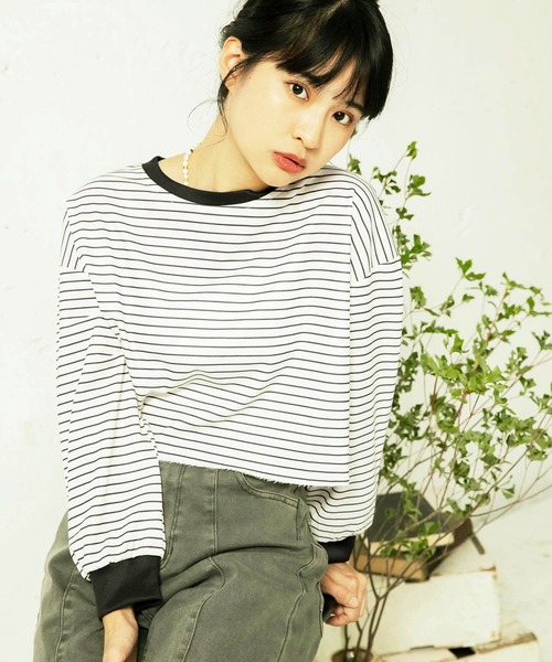 mikke（ミッケ）の「裏毛ボーダー 配色パイピング クロップドトップス/リンガーロンT（Tシャツ/カットソー・レディース・オフホワイト/イエロー/ブルー・FREE）」の13枚目の写真