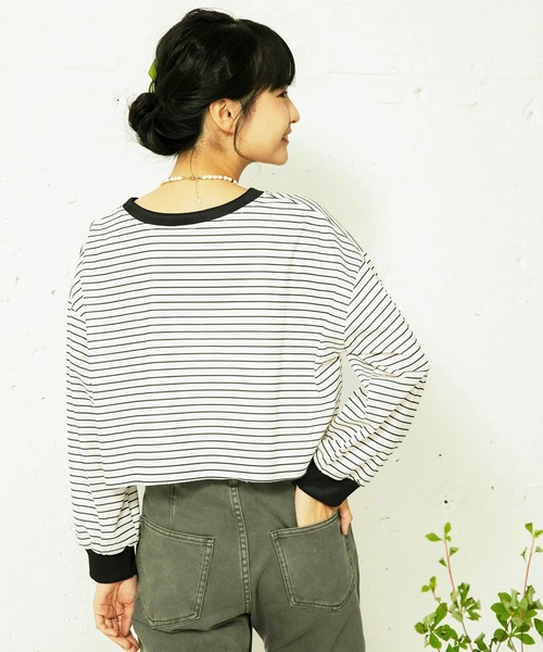 mikke（ミッケ）の「裏毛ボーダー 配色パイピング クロップドトップス/リンガーロンT（Tシャツ/カットソー・レディース・オフホワイト/イエロー/ブルー・FREE）」の6枚目の写真