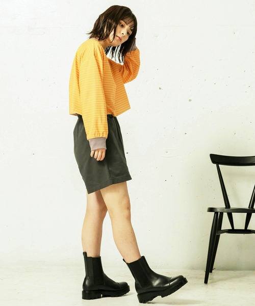 mikke（ミッケ）の「裏毛ボーダー 配色パイピング クロップドトップス/リンガーロンT（Tシャツ/カットソー・レディース・オフホワイト/イエロー/ブルー・FREE）」の8枚目の写真