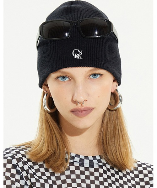 CRANK(クランク)の「A'GEM/9 × .kom『CRANK/クランク』LOGO SHORT BEANIE/ロゴデザイン ニットキャップ(ニットキャップ/ビーニー・レディース・ブラック/ピンク・FREE)」の2枚目の写真