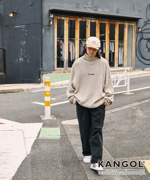 KANGOL(カンゴール)の「KANGOL/カンゴール 別注 ロゴ刺繍 オーバーサイズ アゼアミ ダルマスリーブ タートルネックニット(ニット/セーター・メンズ・オフホワイト/ベージュ/ブラック/ベージュ系その他2/グレイッシュベージュ/ブラウン系その他/イエロー/グリーン/ブルー/カーキ/ネイビー・FREE)」の18枚目の写真
