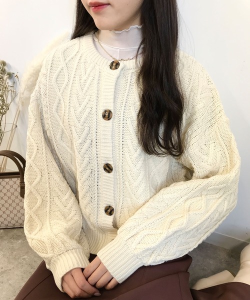 INGNI(イング)の「クルーネックケーブルカーディガン(カーディガン/ボレロ・レディース・アイボリー/モカ/ベージュ/ブルー・M)」の2枚目の写真