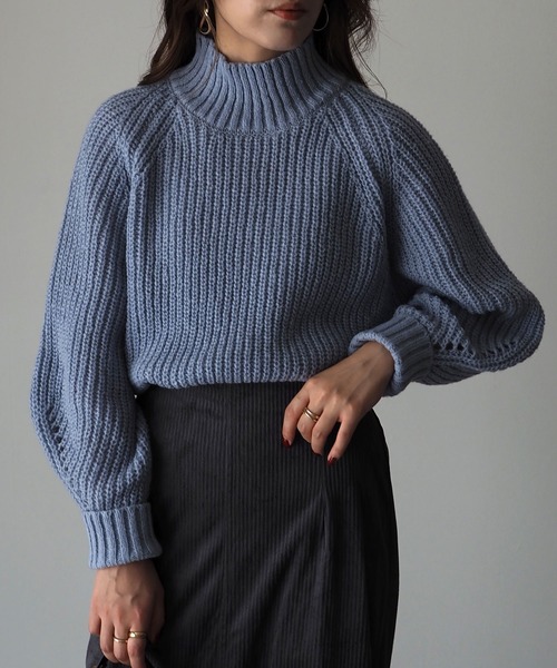 Riberry（リベリー）の「ボリュームスリーブハイネックニット（ニット/セーター・レディース・オフホワイト/グレー/ベージュ/ブルー・MEDIUM）」の7枚目の写真