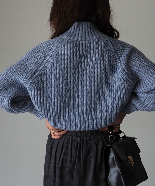 Riberry（リベリー）の「ボリュームスリーブハイネックニット（ニット/セーター・レディース・オフホワイト/グレー/ベージュ/ブルー・MEDIUM）」の5枚目の写真