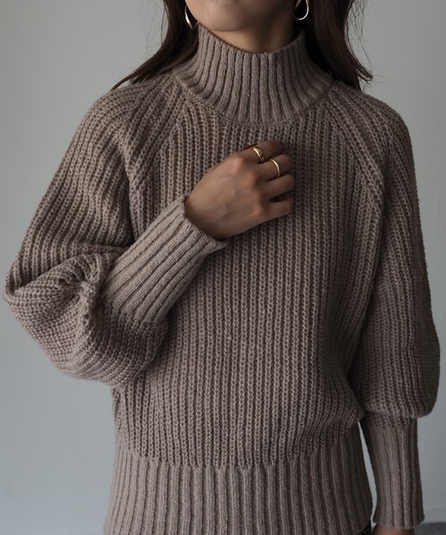 Riberry（リベリー）の「ボリュームスリーブハイネックニット（ニット/セーター・レディース・オフホワイト/グレー/ベージュ/ブルー・MEDIUM）」の11枚目の写真