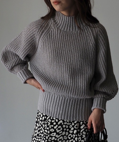 Riberry（リベリー）の「ボリュームスリーブハイネックニット（ニット/セーター・レディース・オフホワイト/グレー/ベージュ/ブルー・MEDIUM）」の6枚目の写真