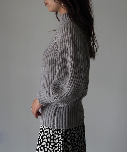 Riberry（リベリー）の「ボリュームスリーブハイネックニット（ニット/セーター・レディース・オフホワイト/グレー/ベージュ/ブルー・MEDIUM）」の21枚目の写真