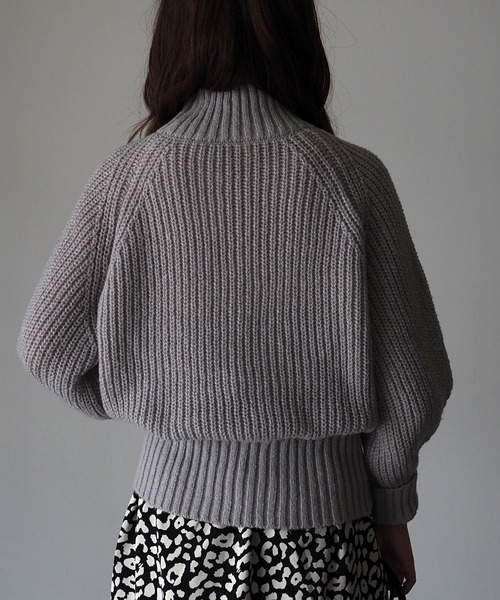 Riberry（リベリー）の「ボリュームスリーブハイネックニット（ニット/セーター・レディース・オフホワイト/グレー/ベージュ/ブルー・MEDIUM）」の18枚目の写真