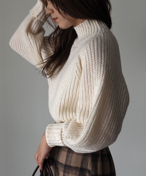 Riberry（リベリー）の「ボリュームスリーブハイネックニット（ニット/セーター・レディース・オフホワイト/グレー/ベージュ/ブルー・MEDIUM）」の9枚目の写真