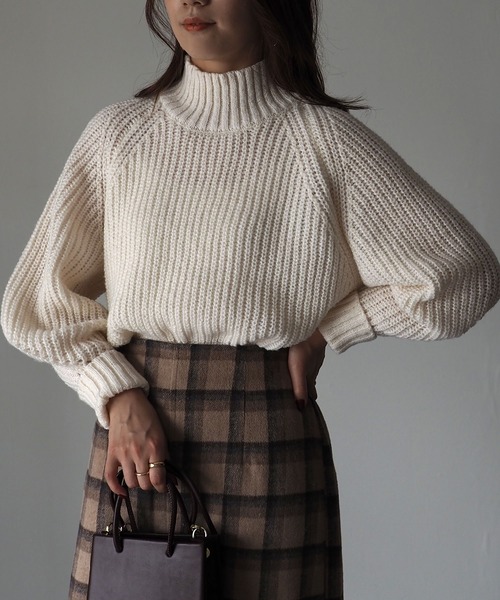 Riberry（リベリー）の「ボリュームスリーブハイネックニット（ニット/セーター・レディース・オフホワイト/グレー/ベージュ/ブルー・MEDIUM）」の12枚目の写真