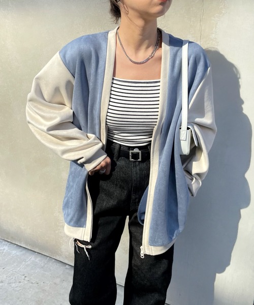 WHO'S WHO gallery(フーズフーギャラリー)の「スウェードポンチバイカラージップカーデ(カーディガン/ボレロ・レディース・サンドベージュ/ネイビー/サックスブルー・FREE)」の1枚目の写真