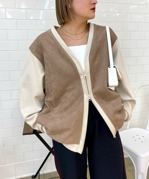 WHO'S WHO gallery(フーズフーギャラリー)の「スウェードポンチバイカラージップカーデ(カーディガン/ボレロ・レディース・サンドベージュ/ネイビー/サックスブルー・FREE)」の4枚目の写真