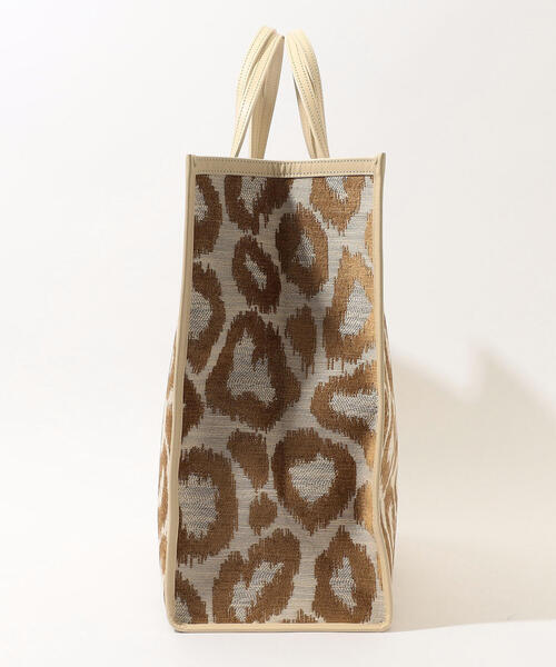 TOMORROWLAND （トゥモローランド）の「【別注】A VACATION×TOMORROWLAND TANK レオパードプリント トートバッグ（トートバッグ・レディース・ベージュ系その他2・FREE）」の3枚目の写真