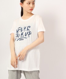DIMENSIONE danza（ディメンシオーネ ダンツァ）の「メッセージプリントTシャツ（Tシャツ/カットソー）」