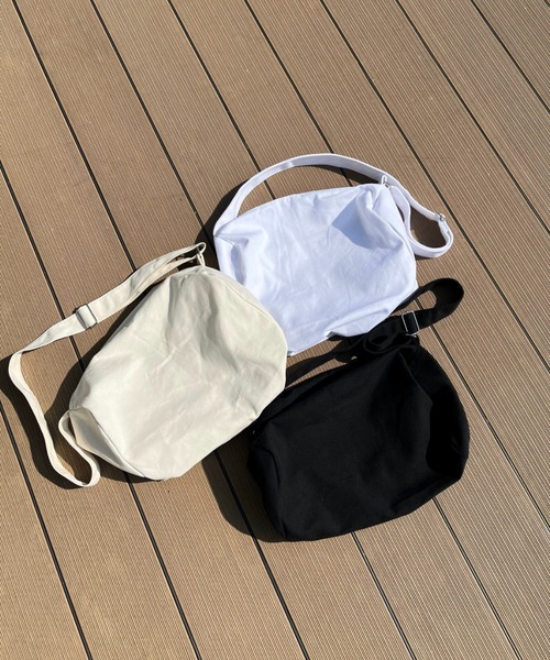 CLEA(クレア)の「アジャスターベルト ユニセックス ビッグキャンバスショルダーバッグ / A4収納可能(ショルダーバッグ・レディース・ブラック/グリーン/アイボリー/グリーン系その他/ホワイト/カーキ/ベージュ・FREE)」の8枚目の写真