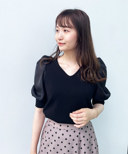 index(インデックス)の「◆Vネックドッキングパフスリーブニット【WEB限定サイズ】(ニット/セーター・レディース・ブラック/オフホワイト/イエロー系その他・40/38/42/36)」の1枚目の写真