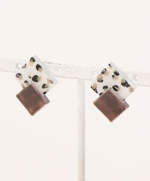 tone(トーン)の「【kun】大人かわいい牛柄ピアス(MA)(ピアス(両耳用)・レディース・グレー/グリーン/イエロー/ピンクベージュ/レッド/ブルー系その他/シルバー/ブラウン/ブルー/ターコイズブルー/パープル/オレンジ/イエローゴールド/ピンク/ブラック・FREE)」の4枚目の写真