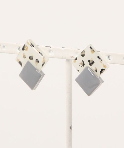 tone(トーン)の「【kun】大人かわいい牛柄ピアス(MA)(ピアス(両耳用)・レディース・グレー/グリーン/イエロー/ピンクベージュ/レッド/ブルー系その他/シルバー/ブラウン/ブルー/ターコイズブルー/パープル/オレンジ/イエローゴールド/ピンク/ブラック・FREE)」の3枚目の写真