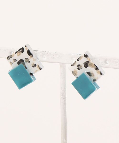 tone(トーン)の「【kun】大人かわいい牛柄ピアス(MA)(ピアス(両耳用)・レディース・グレー/グリーン/イエロー/ピンクベージュ/レッド/ブルー系その他/シルバー/ブラウン/ブルー/ターコイズブルー/パープル/オレンジ/イエローゴールド/ピンク/ブラック・FREE)」の6枚目の写真