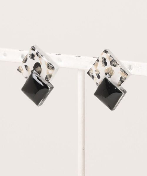 tone(トーン)の「【kun】大人かわいい牛柄ピアス(MA)(ピアス(両耳用)・レディース・グレー/グリーン/イエロー/ピンクベージュ/レッド/ブルー系その他/シルバー/ブラウン/ブルー/ターコイズブルー/パープル/オレンジ/イエローゴールド/ピンク/ブラック・FREE)」の2枚目の写真