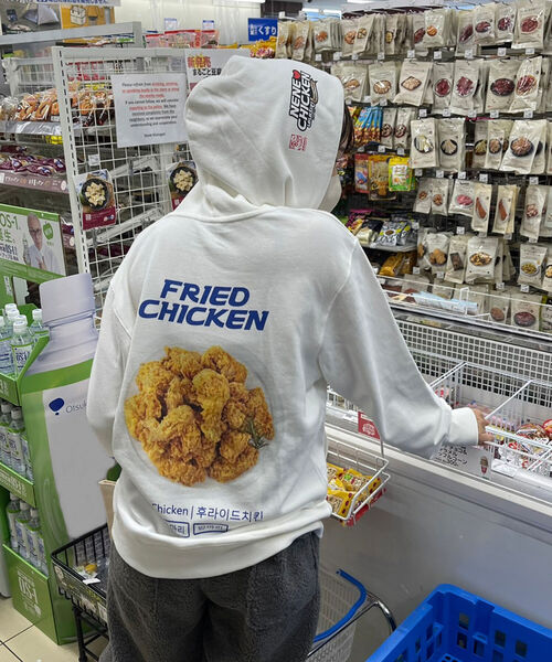 FREDY&GLOSTER（フレディアンドグロスター）の「【ネネチキン×FG】コラボパーカー（スウェット・レディース・ホワイト系その他4/ホワイト系その他5/ブラック系その他3/ブラック系その他4・FREE）」の2枚目の写真