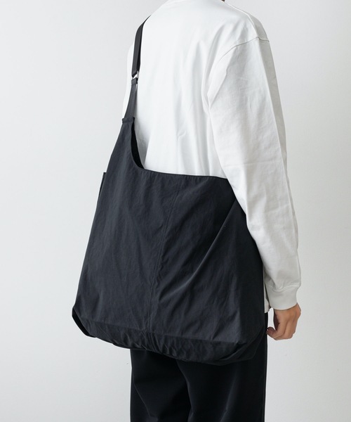ATTACHMENT(アタッチメント)の「PE / NYマットクロス ショルダーショッピングバッグ / PE / NY MAT CLOTH SHOULDER SHOPPING BAG(ショルダーバッグ・メンズ・ブラック・FREE)」の14枚目の写真
