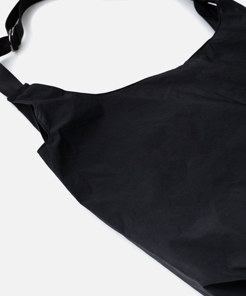 ATTACHMENT(アタッチメント)の「PE / NYマットクロス ショルダーショッピングバッグ / PE / NY MAT CLOTH SHOULDER SHOPPING BAG(ショルダーバッグ・メンズ・ブラック・FREE)」の6枚目の写真