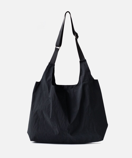 ATTACHMENT(アタッチメント)の「PE / NYマットクロス ショルダーショッピングバッグ / PE / NY MAT CLOTH SHOULDER SHOPPING BAG(ショルダーバッグ・メンズ・ブラック・FREE)」の4枚目の写真