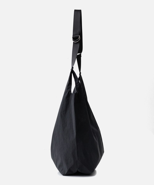 ATTACHMENT(アタッチメント)の「PE / NYマットクロス ショルダーショッピングバッグ / PE / NY MAT CLOTH SHOULDER SHOPPING BAG(ショルダーバッグ・メンズ・ブラック・FREE)」の2枚目の写真