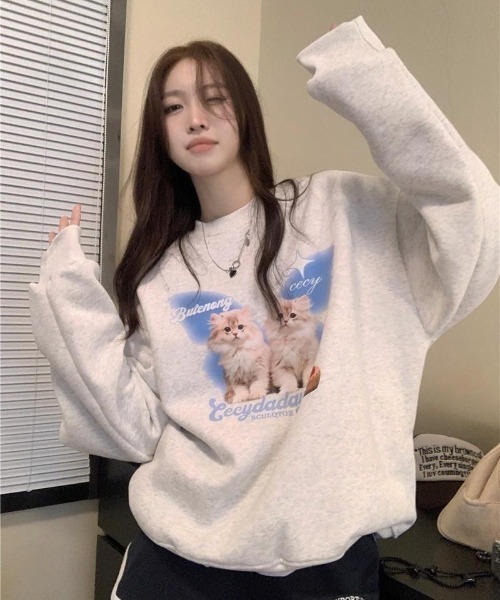 almo(アルモ)の「子猫とカップケーキ裏起毛ビッグスエット(BQ)(スウェット・レディース・ベージュ/アイボリー/グレー・FREE)」の2枚目の写真