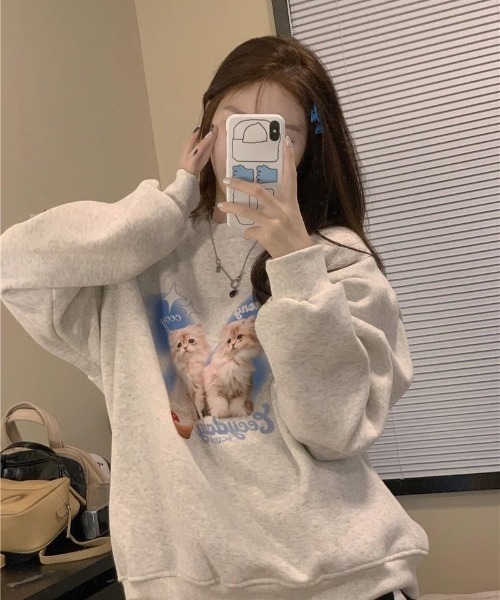 almo(アルモ)の「子猫とカップケーキ裏起毛ビッグスエット(BQ)(スウェット・レディース・ベージュ/アイボリー/グレー・FREE)」の4枚目の写真