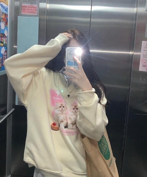 almo(アルモ)の「子猫とカップケーキ裏起毛ビッグスエット(BQ)(スウェット・レディース・ベージュ/アイボリー/グレー・FREE)」の8枚目の写真