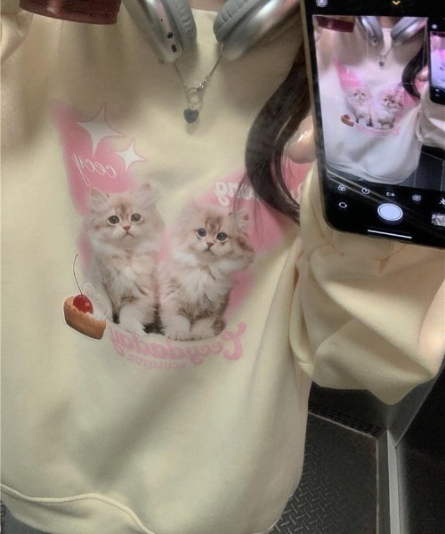 almo(アルモ)の「子猫とカップケーキ裏起毛ビッグスエット(BQ)(スウェット・レディース・ベージュ/アイボリー/グレー・FREE)」の9枚目の写真