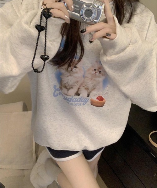 almo(アルモ)の「子猫とカップケーキ裏起毛ビッグスエット(BQ)(スウェット・レディース・ベージュ/アイボリー/グレー・FREE)」の13枚目の写真
