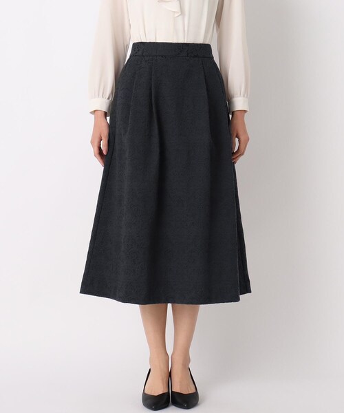 LAURA ASHLEY(ローラアシュレイ)の「【セレモニー対応/同素材ジャケットあり/洗える】ダマスクジャカードタックスカート(スカート・レディース・ネイビー系8・38/40)」の2枚目の写真