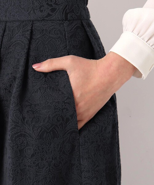 LAURA ASHLEY(ローラアシュレイ)の「【セレモニー対応/同素材ジャケットあり/洗える】ダマスクジャカードタックスカート(スカート・レディース・ネイビー系8・38/40)」の7枚目の写真