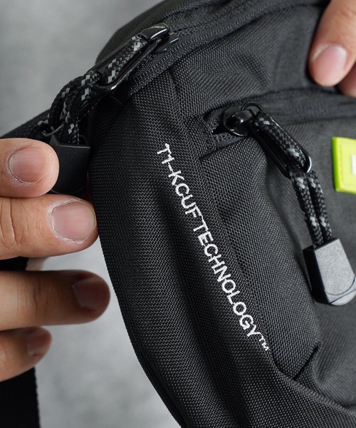 HUF(ハフ)の「HUF / ハフ BUNKER SHOULDER BAG 1.2L ショルダーバッグ(ショルダーバッグ・メンズ・ブラック・FREE)」の7枚目の写真