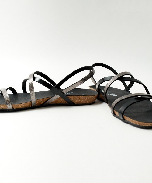 PLAKTON（プラクトン）の「[PLAKTON/プラクトン] 別注 クロスストラップサンダル（サンダル・レディース・ブラック/ベージュ・38/36/37）」の4枚目の写真